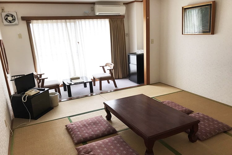 和室<br>全室南向きで眺望良好!定員4名 バス・トイレ付 チェックイン14:00 チェックアウト10:00<br><a href="/rooms/japanese" class="mt010">詳細をみる</a>