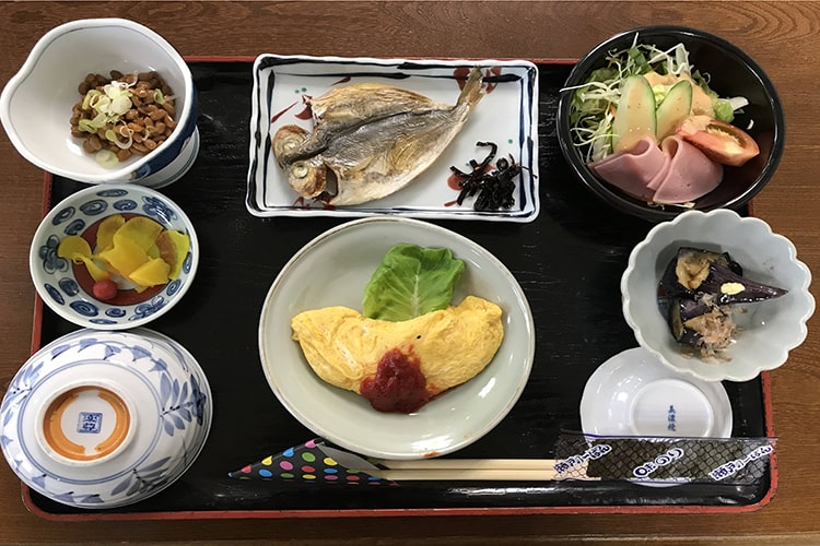 朝食<br>朝食は、バランスの良い和食を中心としたお食事をご用意させて頂きます。<br><a href="/meals" class="mt010">詳細をみる</a>