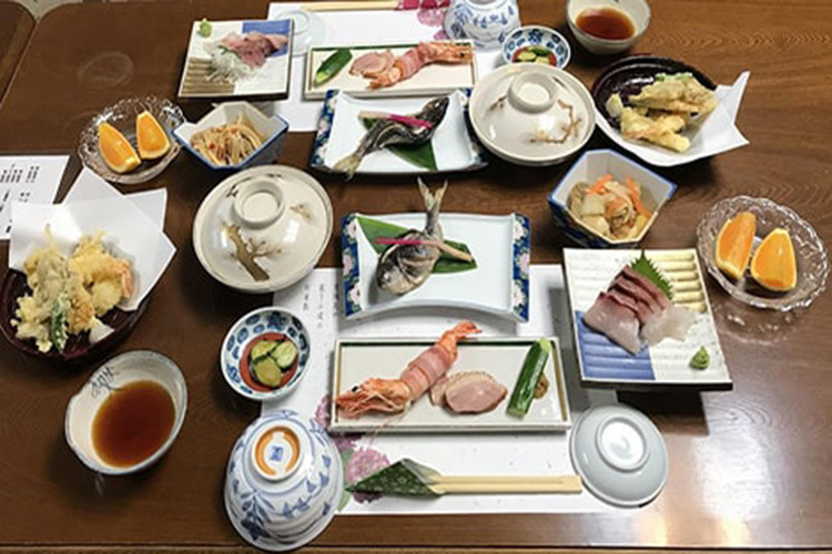 夕食<br>海の幸・野菜を使った郷土料理でおもてなし。<br><a href="/meals" class="mt010">詳細をみる</a>