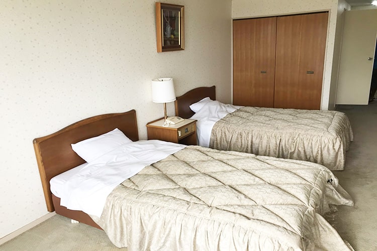 洋室<br>全室南向きで眺望良好!定員2名 バス・トイレ付 チェックイン14:00 チェックアウト10:00 <br><a href="/rooms/western" class="mt010">詳細をみる</a>